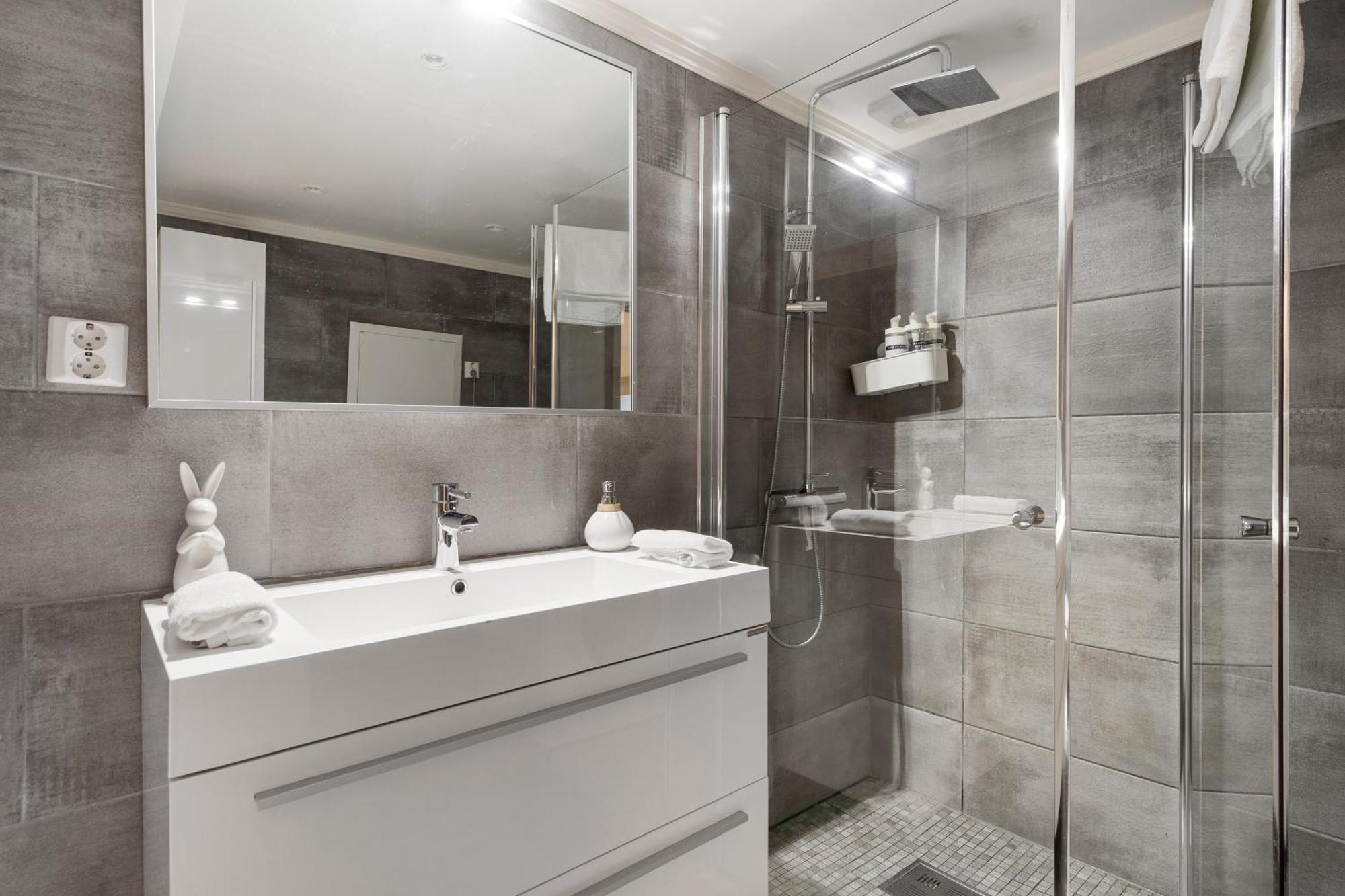 Solsiden Modern Stay: King Beds, Private Entry Trondheim Exterior photo